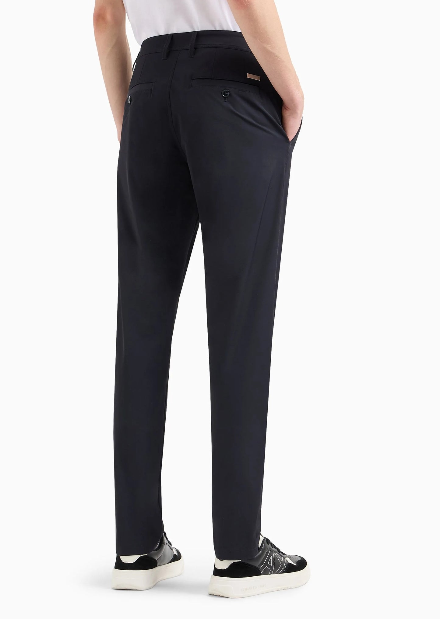 CALÇA ARMANI SLIM FIT EM TECIDO ULTRA STRETCH.